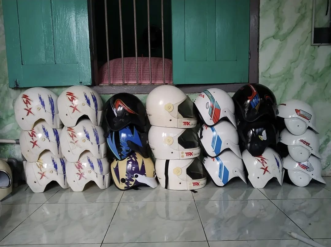 Tumpukan helm jadul yang menjadi tren saat ini. (YOSHI ALEXANDRO/FACEBOOK)