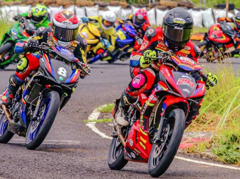 Pembalap motor membutuhkan helm yang kuat dan ringan untuk bertarung di sirkuit. (FACEBOOK MEDIA BALAP MOTOR)