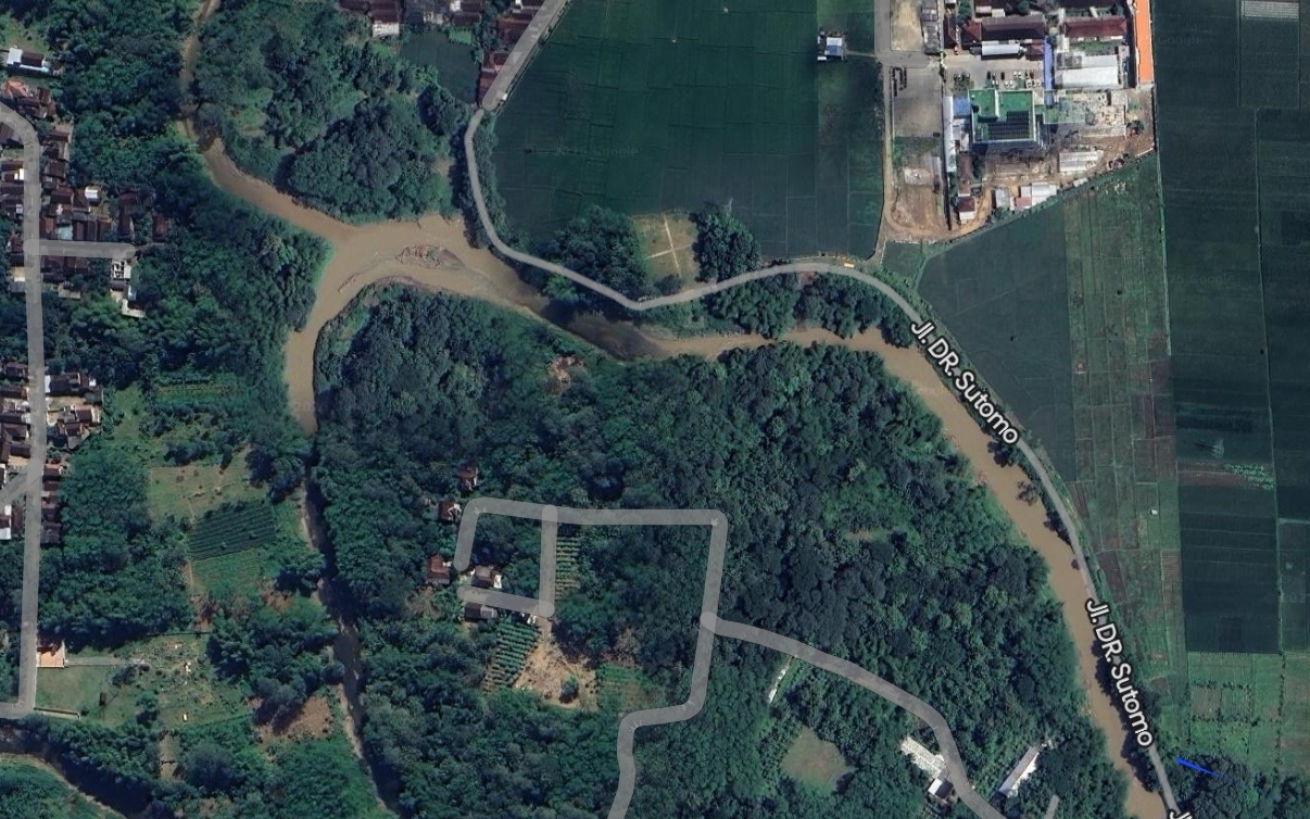 Foto satelit yang memperlihatkan Sungai Ngasinan yang berkelok-kelok di sekitar pusat kota Trenggalek.