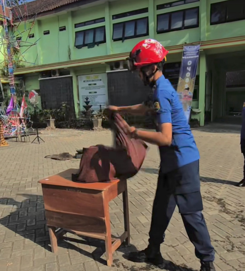 Tim damkar memberikan contoh kegiatan untuk mencegahnya kebakaran ke siswa sekolah