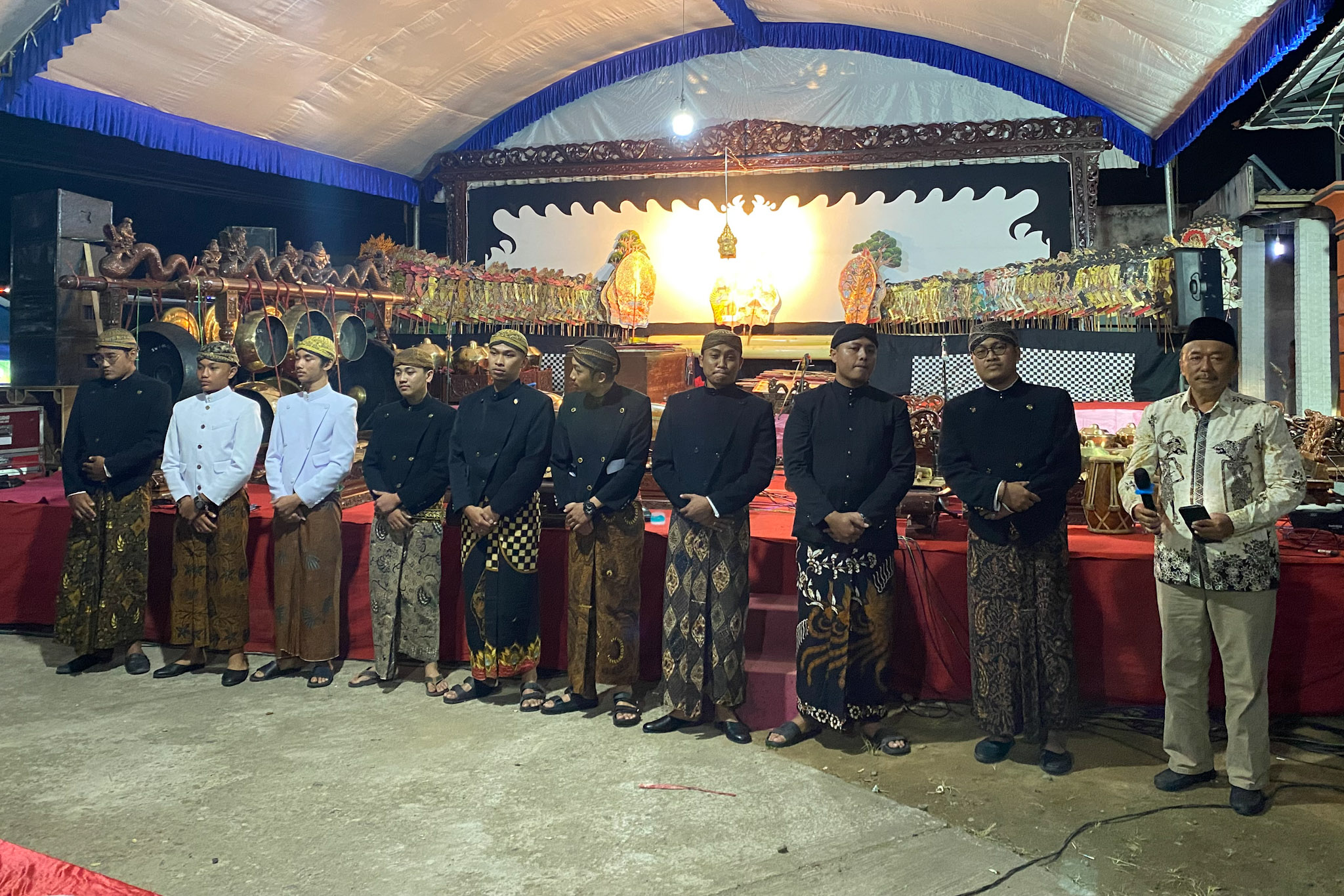 Para dalang muda Trenggalek yang tergabung dalam Padhang Ati sebelum pentas di Sanggar Seni Tresna Asih pada Jumat malam. (DR PERDANA/RADAR TRENGGALEK)