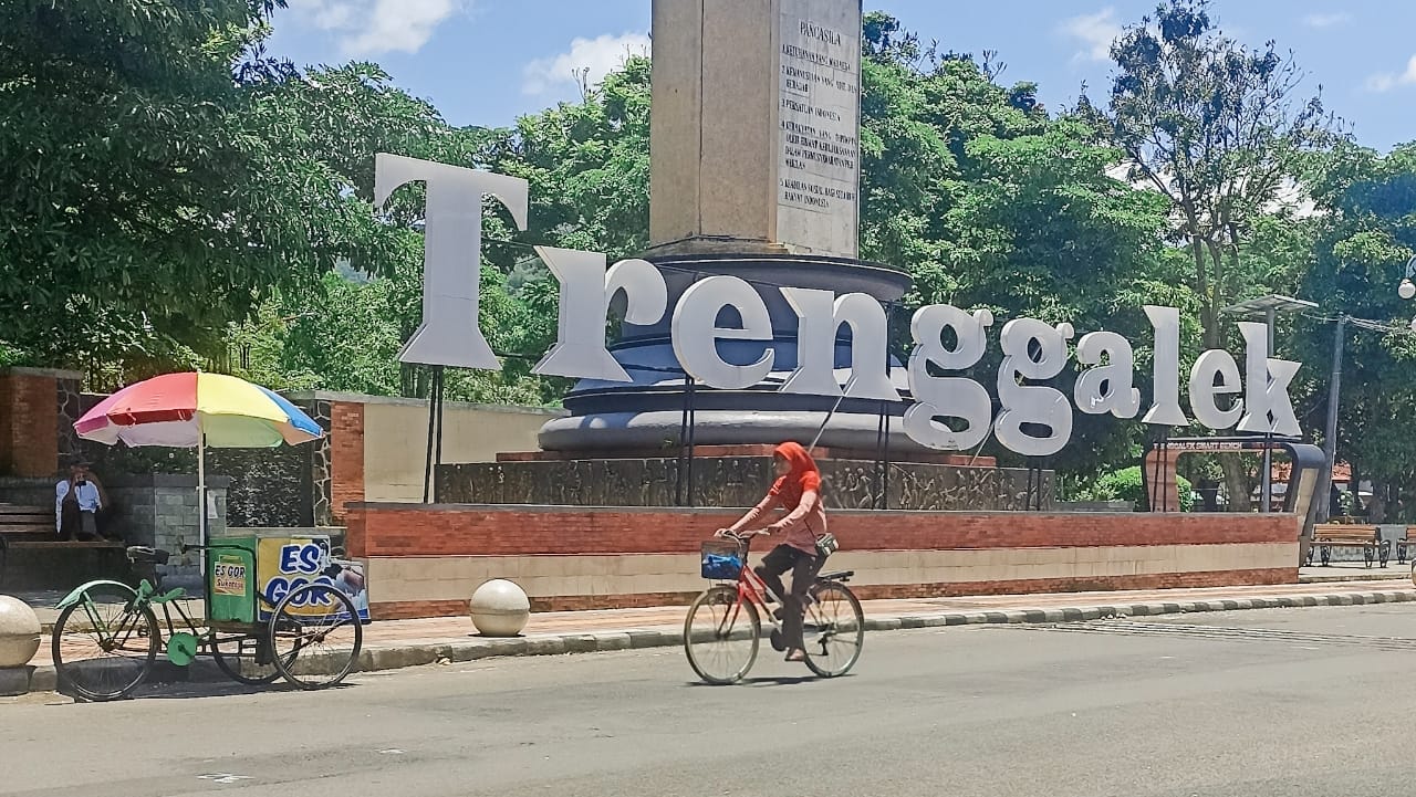 Trenggalek dikenal karena suasananya yang masih asri tenang dan nyaman buat dikunjungi