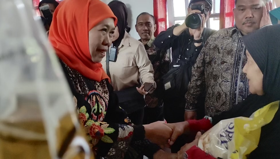 Gubernur Khofifah Indar Parawansa saat menghadiri peresmian Koperasi Merah Putih di salah satu desa di Jawa Timur.