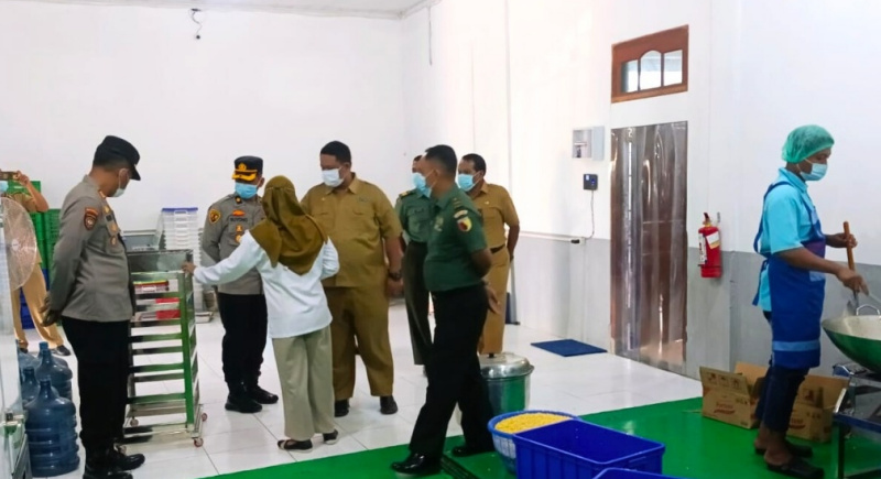 Kegiatan pengecekan makanan bergizi gratis di SDN 1 Kedunglurah Trenggalek