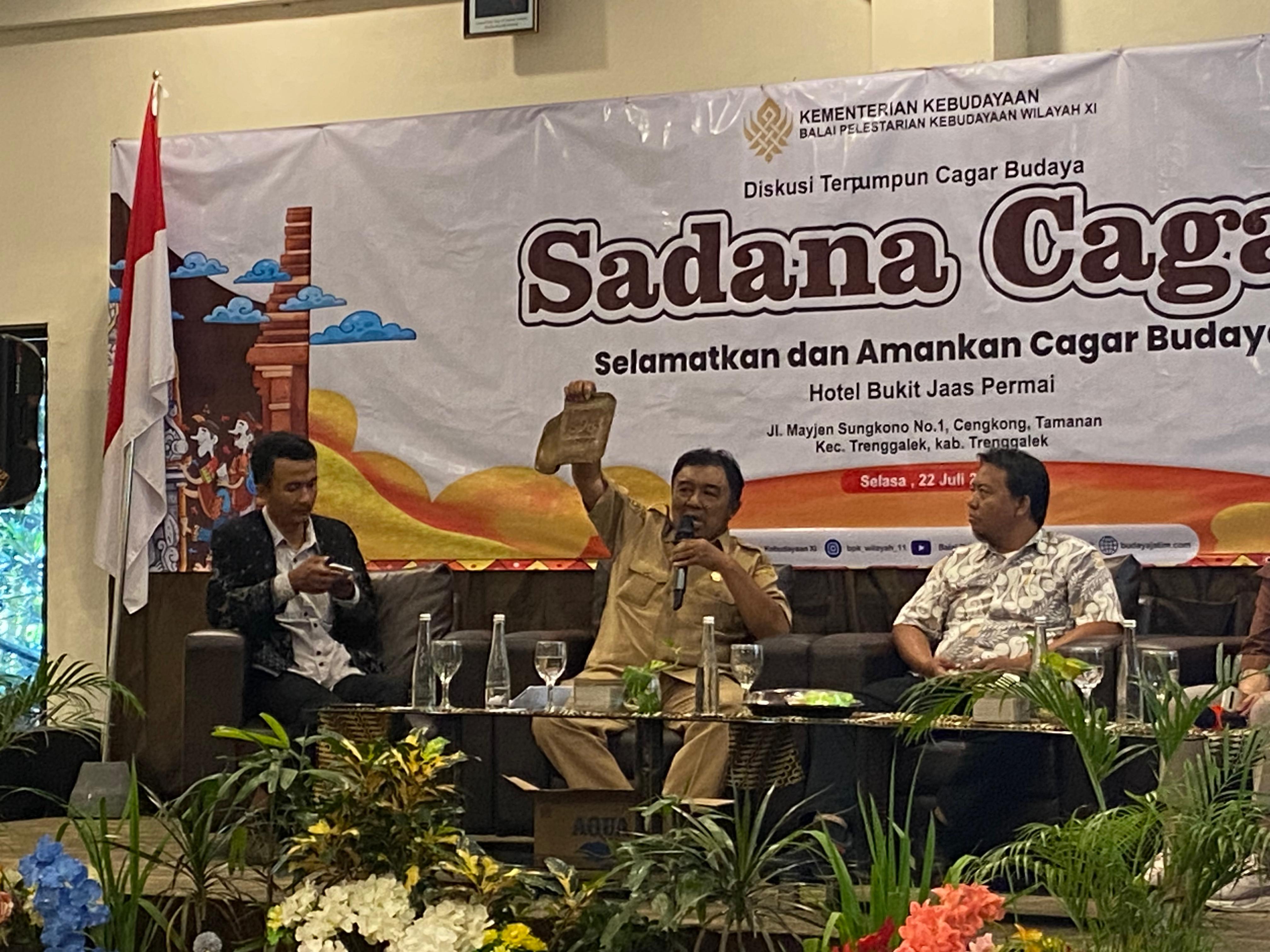 Kabid Kebudayaan Agus Prasmono menunjukkan salah satu artefak pada diskusi Sadana Cagar Selasa (22/7/2025). (DR PERDANA/RADAR TRENGGALEK)