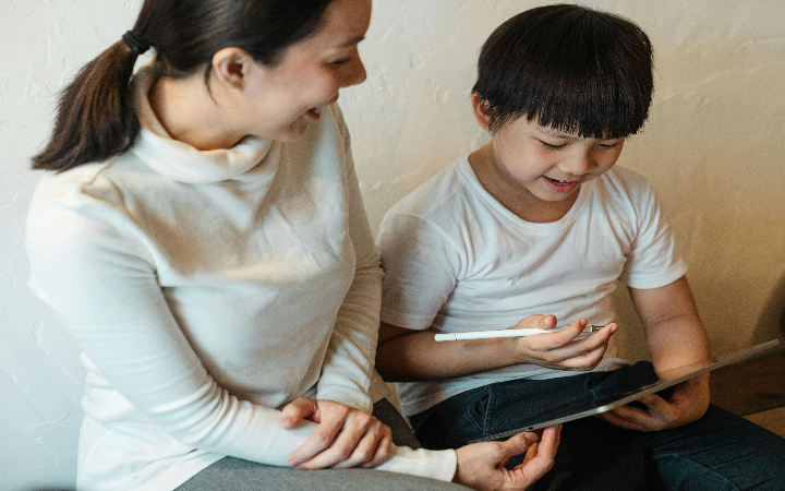 Pengawasan orang tua penting untuk memastikan anak tidak terpapar konten negatif saat menggunakan gadget.