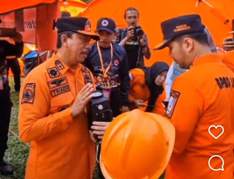 Pemaparan penggunaan ews Portable oleh Kepala pelaksana BPBD Trenggalek St Triadi Atmono
