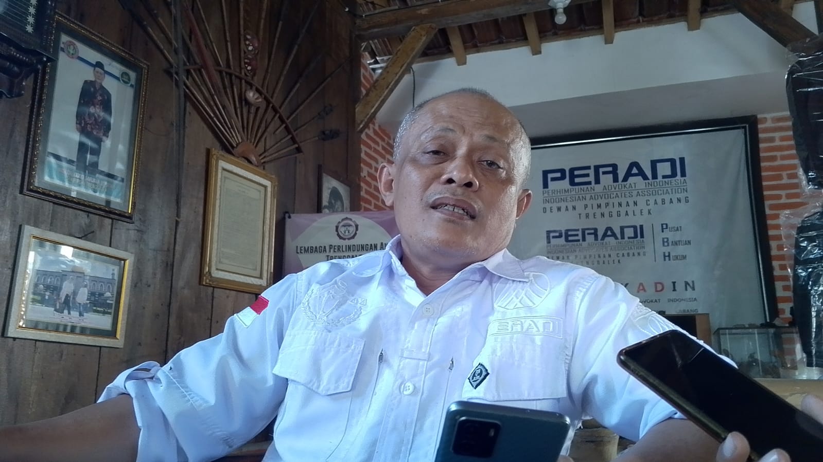 Ketua Perhimpunan Advokat Indonesia (Peradi) Trenggalek, Haris Yudhianto, menegaskan pentingnya implementasi perlindungan terhadap anak di Indonesia.