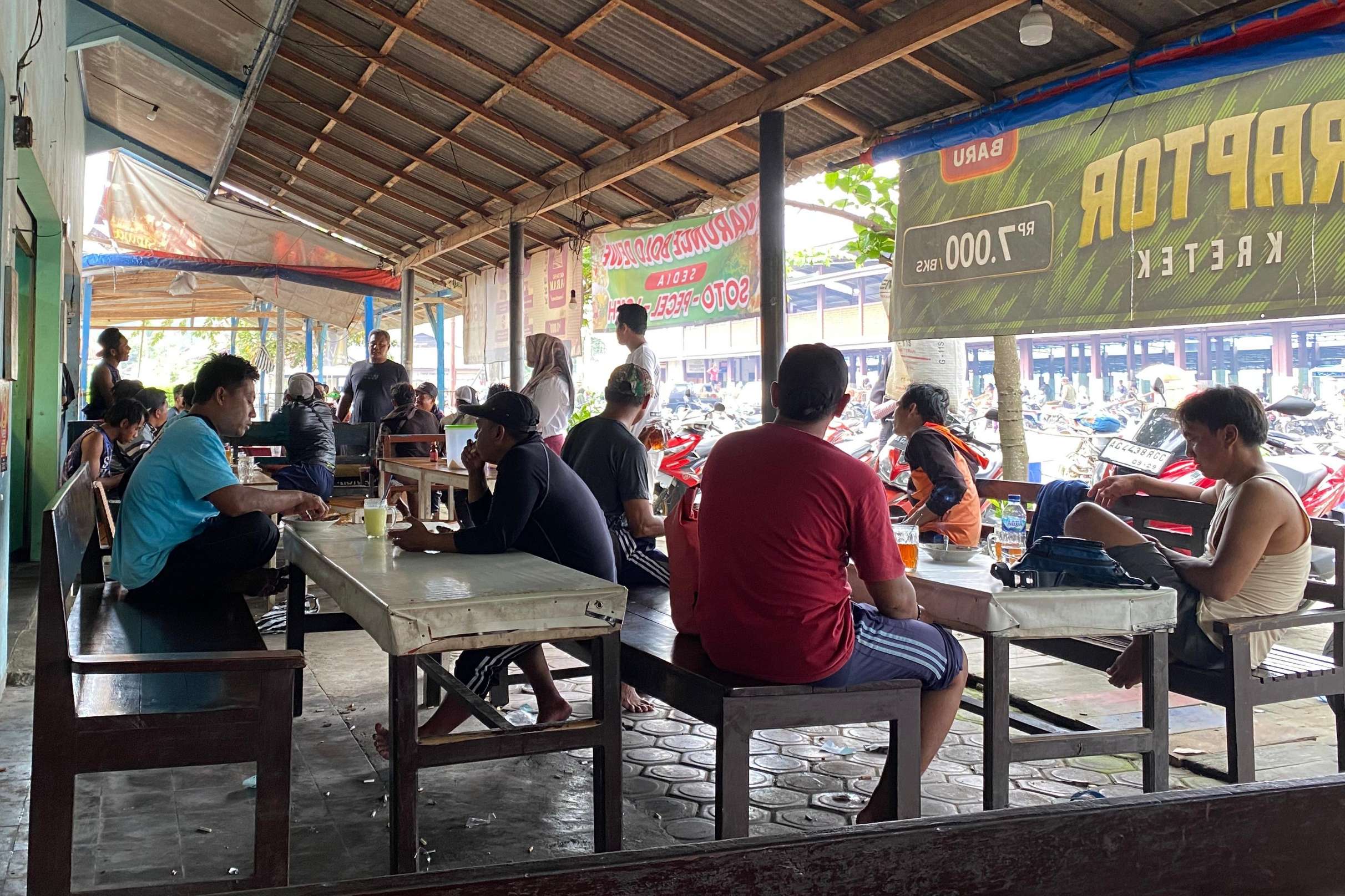 Awak kapal nelayan menyerbu warung di sekitar PPN Prigi usai melaut. (DR PERDANA/RADAR TRENGGALEK)
