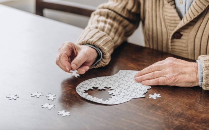 Aktivitas sederhana seperti memainkan puzzle bisa menjaga otak tetap aktif dan menurunkan risiko demensia di usia tua.