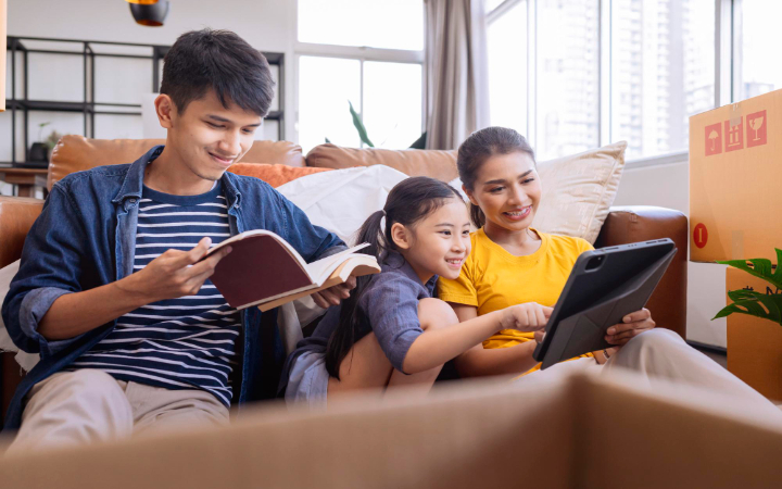 Seorang anak muda tampak asyik membaca buku fisik di rumah di tengah tren generasinya yang kini lebih banyak mengakses bacaan lewat gawai.
