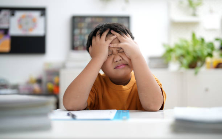 Selain pelajar, siswa sekolah dasar juga rentan mengalami burnout akibat jadwal belajar yang terlalu padat tanpa istirahat seimbang.