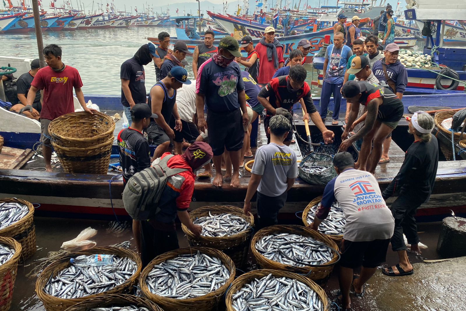 Ada cara tersediri agar tidak mudah mabuk laut saat naik kapal. (DR PERDANA/RADAR TRENGGALEK)