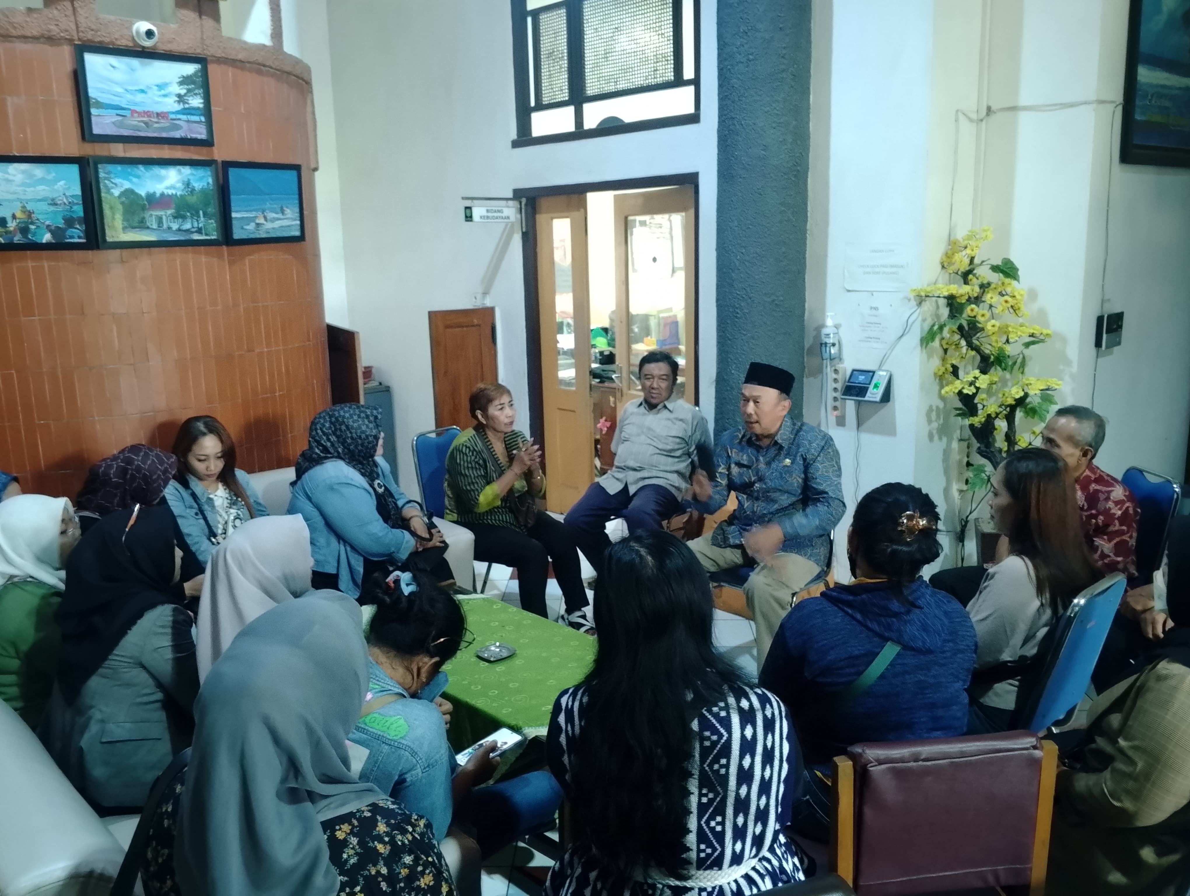 Sejumlah pelaku usaha jasa dan seni di Trenggalek mengeluhkan dampak pembatalan rangkaian kegiatan PHBN bulan Agustus
