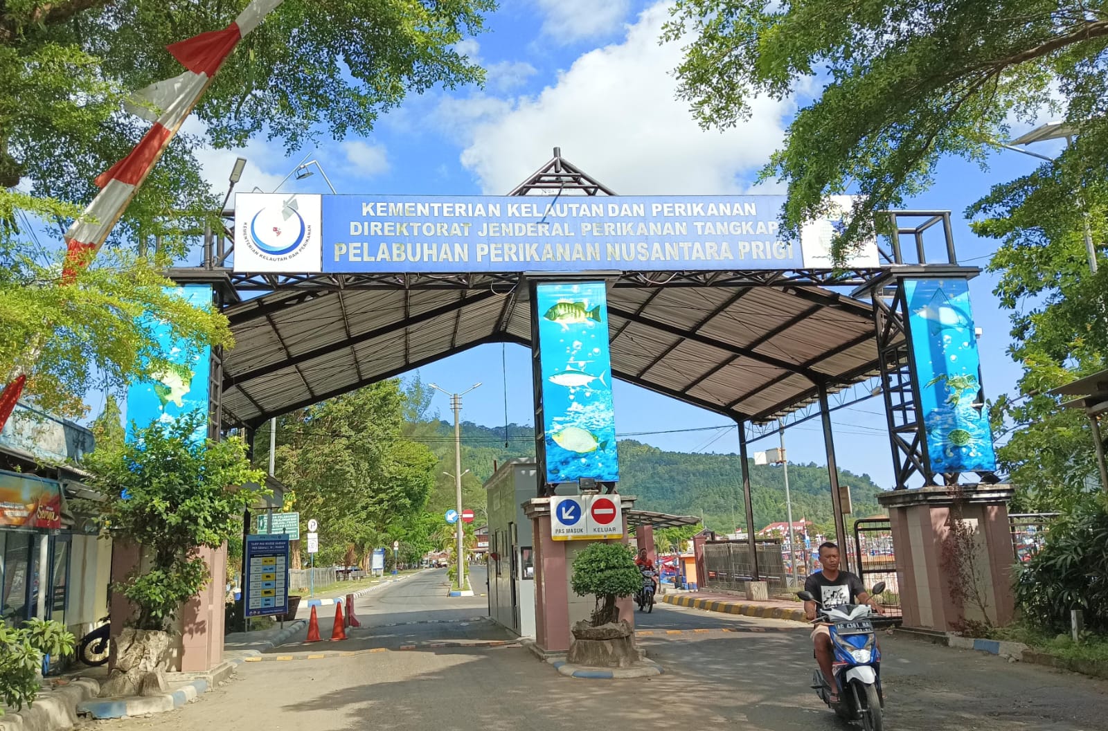Gerbang utama PPN Prigi di Trenggalek. Pusat aktivitas nelayan dan distribusi hasil laut yang menjadi nadi ekonomi pesisir selatan.