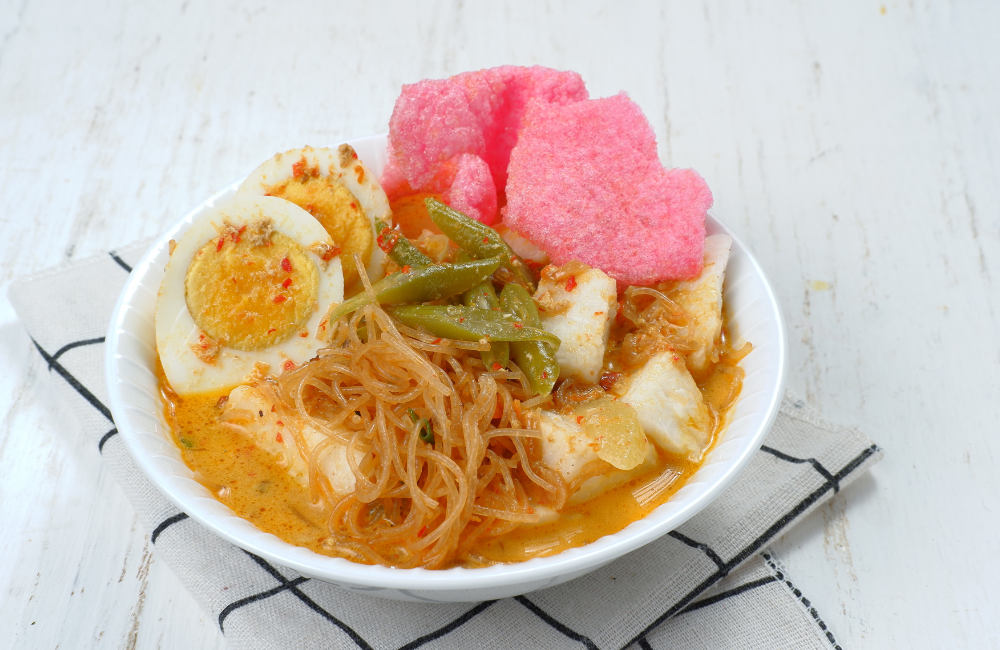 Lontong sayur hangat dengan kuah santan gurih, cocok jadi menu sarapan andalan pagi ini!