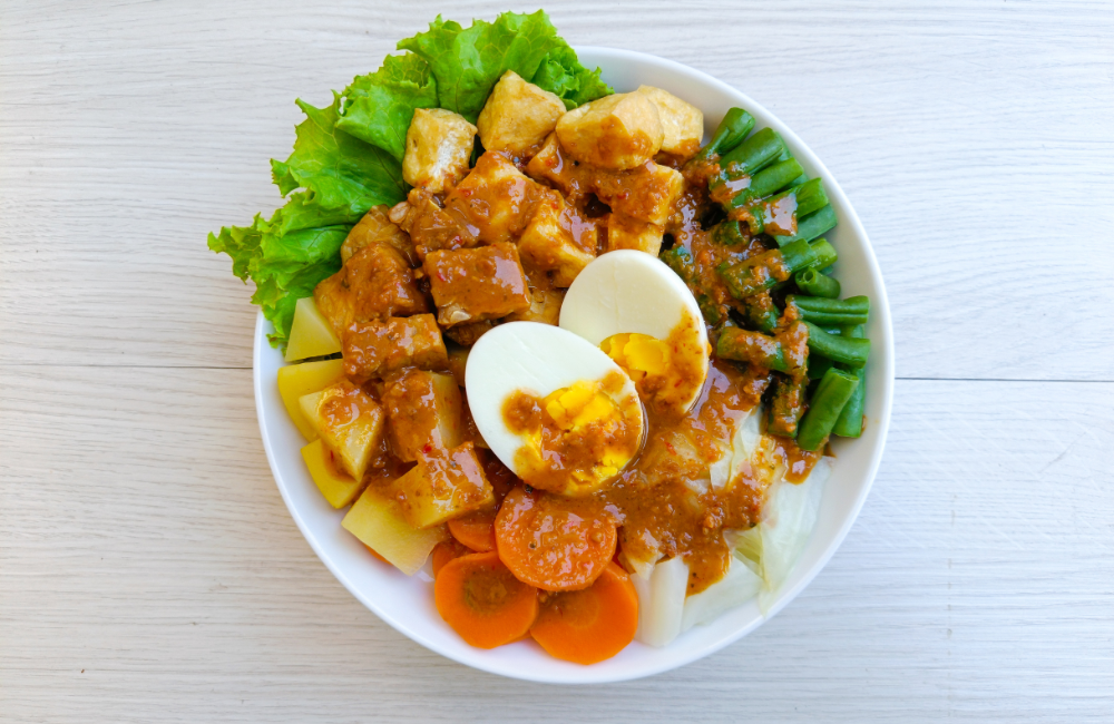 Segar, sehat, dan mengenyangkan! Gado-gado dengan saus kacang ini cocok untuk makan siangmu.