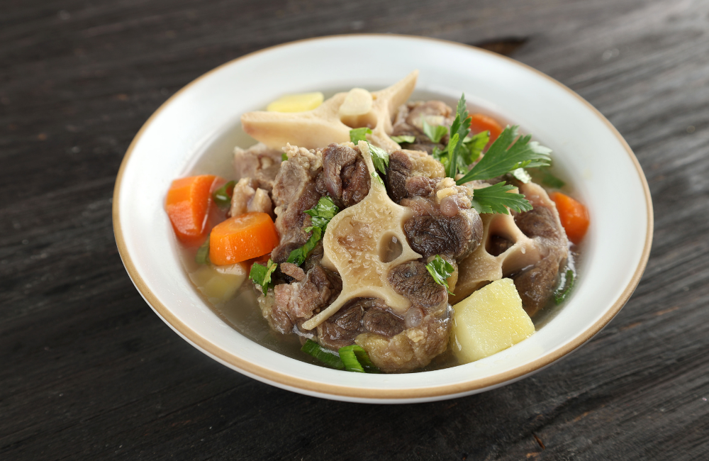 Sup buntut hangat dengan daging empuk dan kuah gurih, cocok banget untuk dinikmati saat hujan!