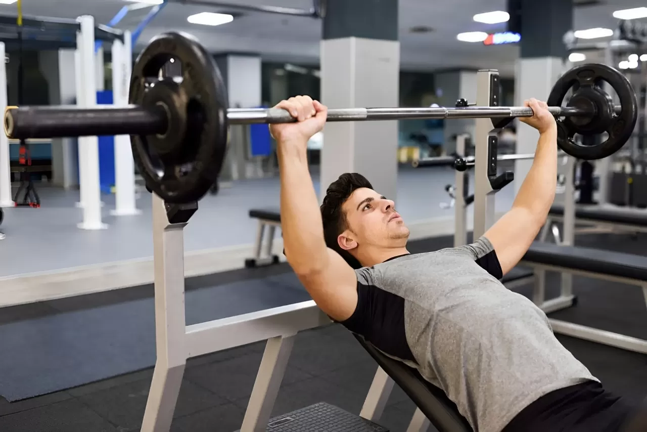 Bentpres  Latihan di gym yang bkin otot dada semakin kencang