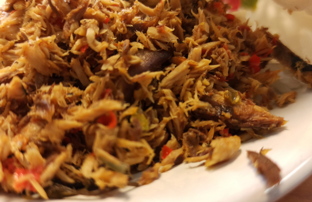 Sambel cakalang suwir pedas gurih ini siap bikin kamu nambah nasi tanpa sadar!