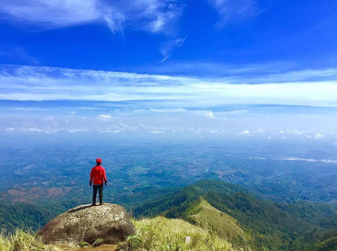Panorama alam dari puncak Gunung WIlis di wilayah Nganjuk yang indah. (UDJEK27 VIA FACEBOOK ASLI NGANJUK)