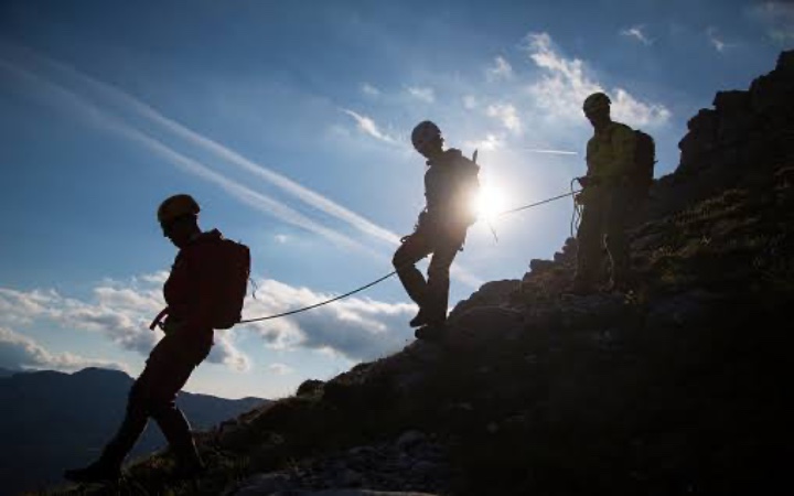 Pendaki menyusuri jalur menurun curam di gunung. Turun gunung butuh teknik yang tepat agar tidak tergelincir.