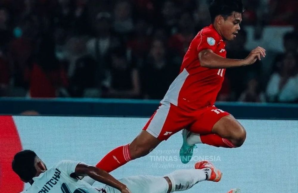 Pemain Timnas Indonesia saat duel dengan Pemain Timnas Thailand