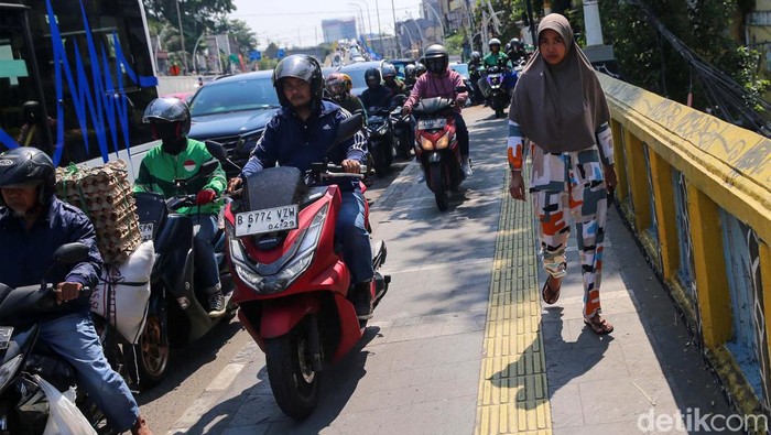 Kondisi trotoar di Indonesia.