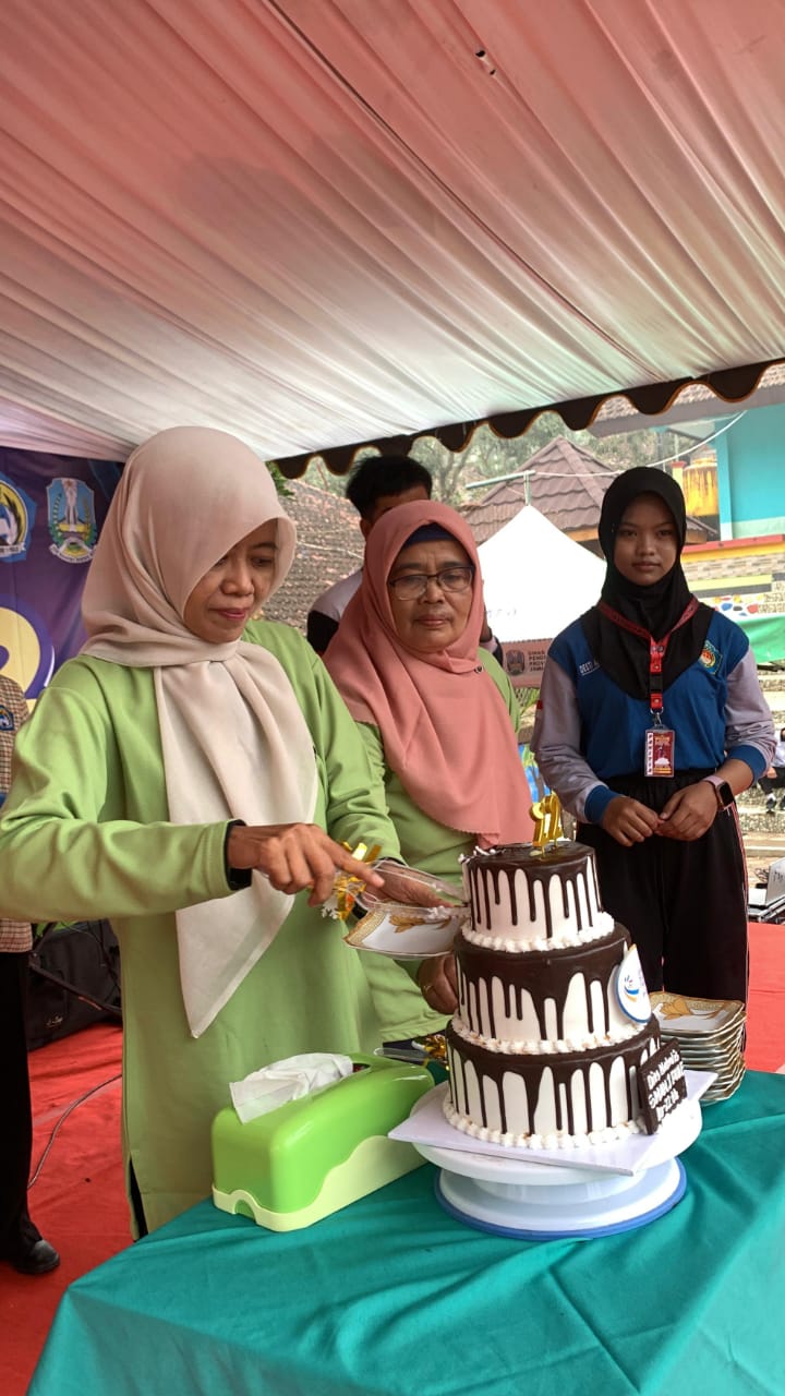 Kepala Sekolah SMAN 1 PULE Sulistiyani  ,S.Pd Memotong Kue Membuka Dies Natalis ke 22