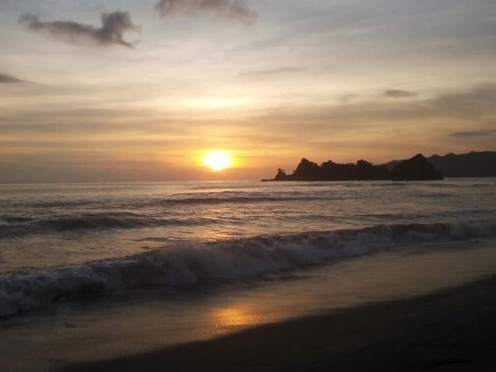 Pemandangan matahari tenggelam di kawasan Pantai Konang Panggul. (FACEBOOK ISBA AL MUNIRY)