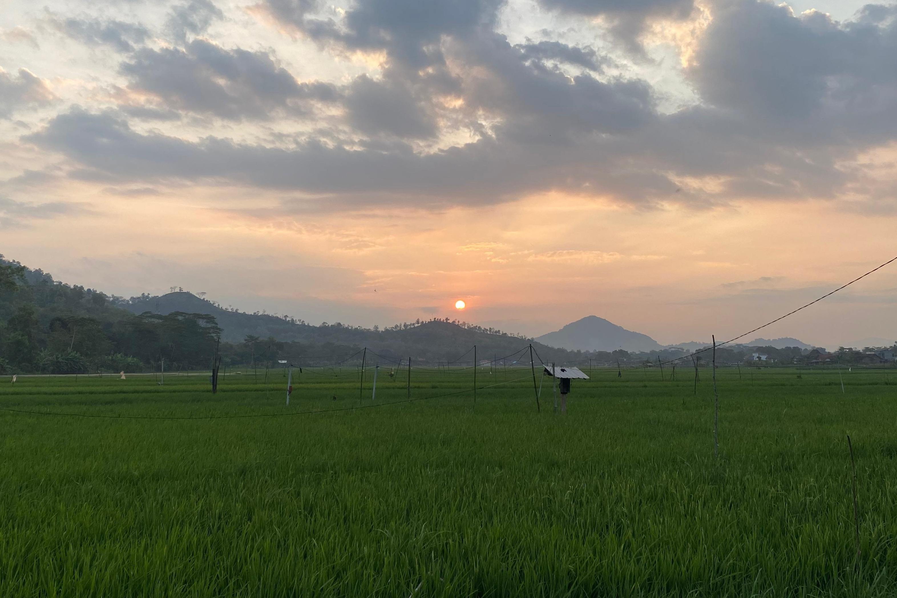 Panorama sunset di perbatasan Desa Ngadirejo, Kecamatan Pogalan dan Desa Sukorame, Kecamatan Gandusari, Trenggalek. (DR PERDANA/RADAR TRENGGALEK)