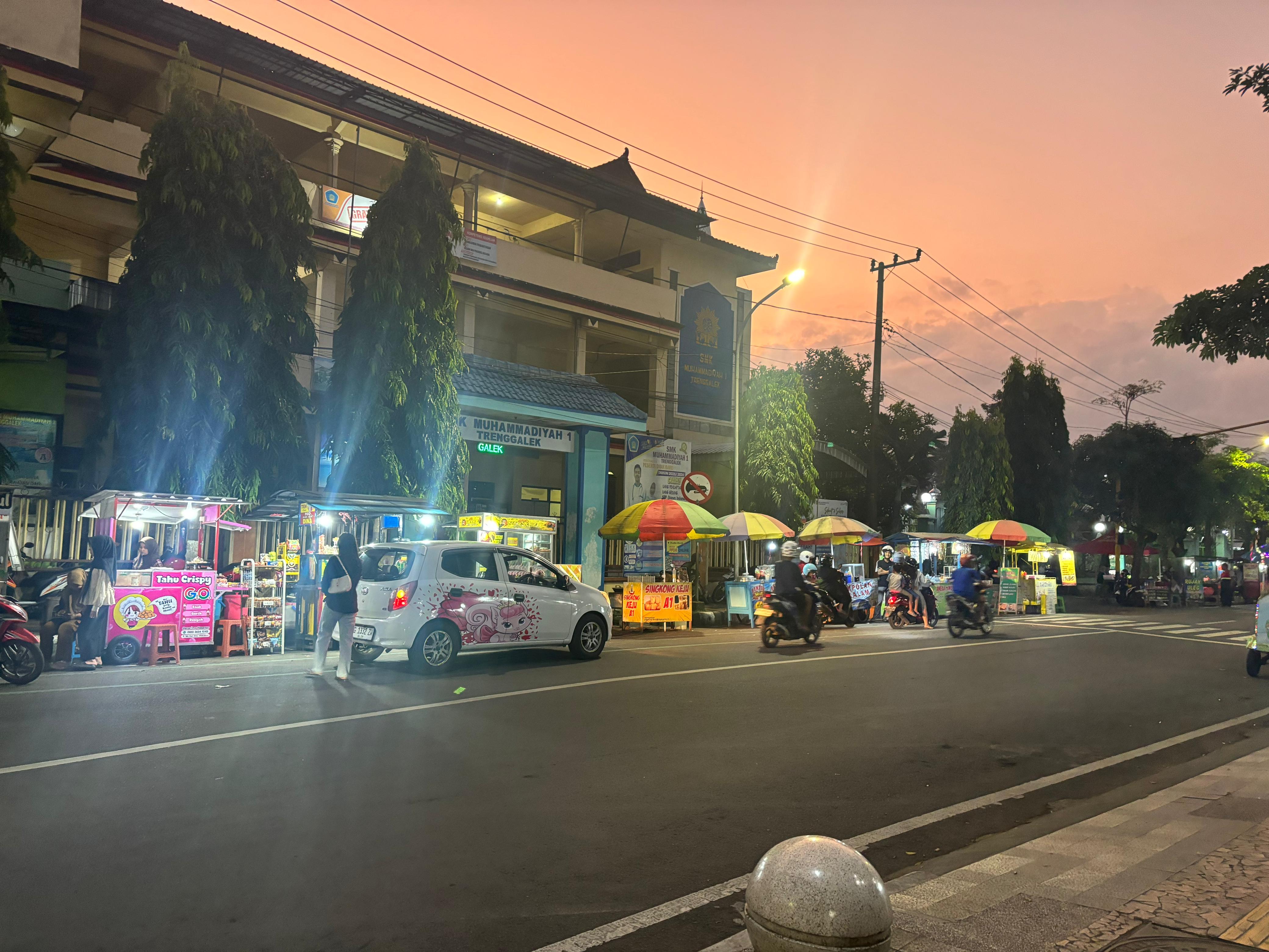 &lrm;PKL di Alun-alun Trenggalek Keluhkan Pembatalan Event Agustusan