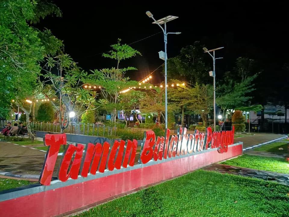 Taman Balaikota Panggul bisa jadi jujukan masyarakat di sekitar Kecamatan Panggul untuk melepas penat. (FACEBOOK UDIN SIBOLANG)
