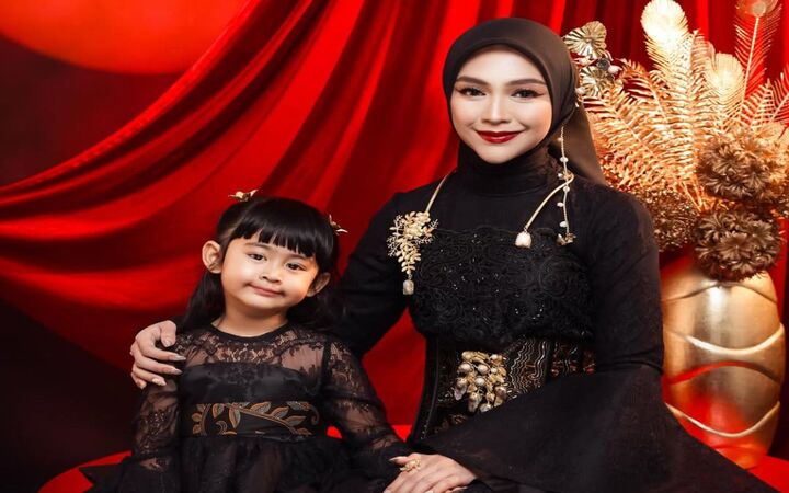 Ria Ricis dan putrinya, Cut Raifa Aramoana atau Moana, tampil kompak dalam balutan busana adat Nusantara dalam sesi pemotretan studio menjelang ulang tahun Moana yang ke-3.
