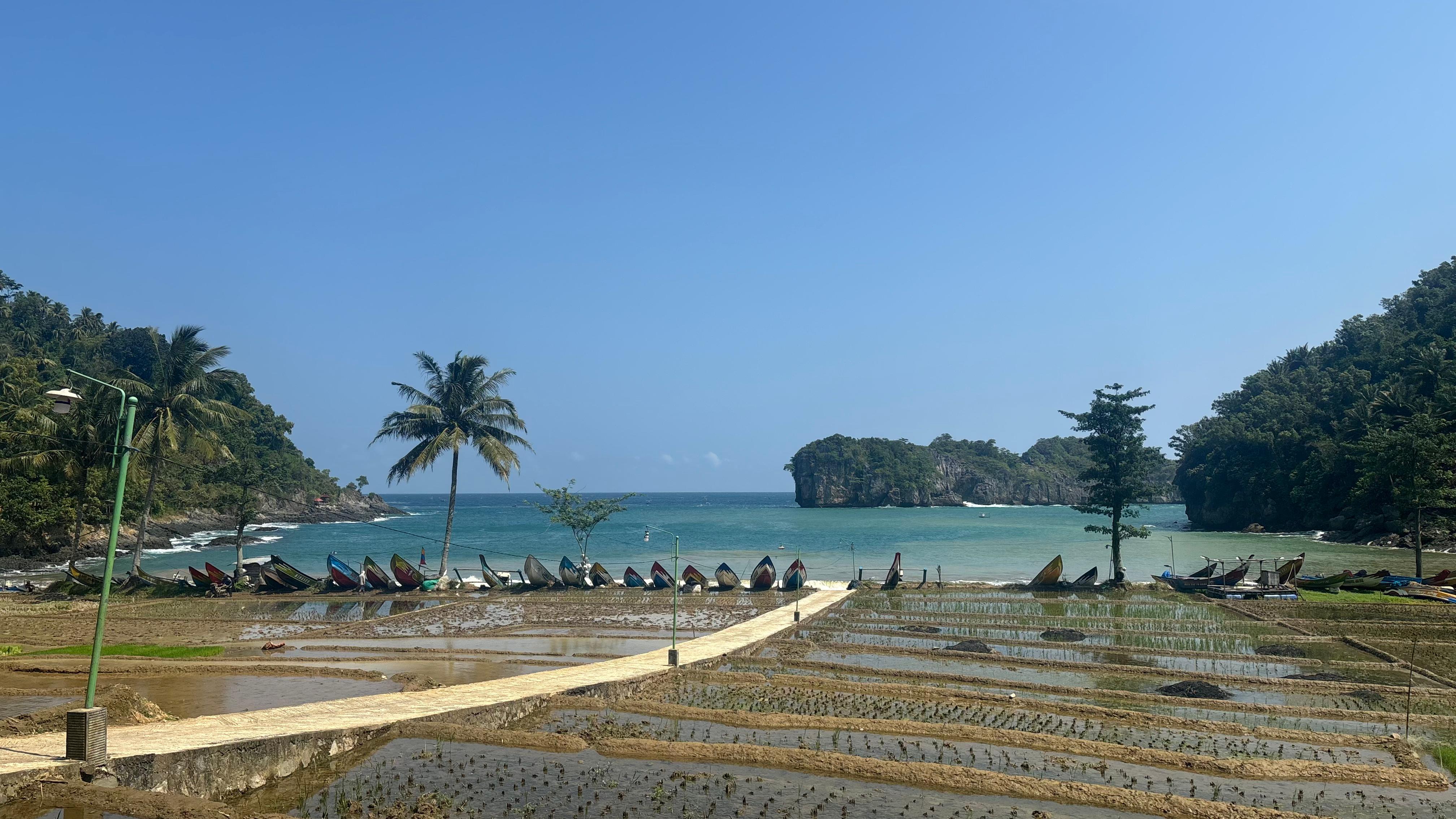 Pantai Kuyon di pagi hari, pengunjung bisa menikmati suasana yang lebih tenang dengan udara segar, sementara sore hari memberikan pemandangan matahari terbenam yang indah.