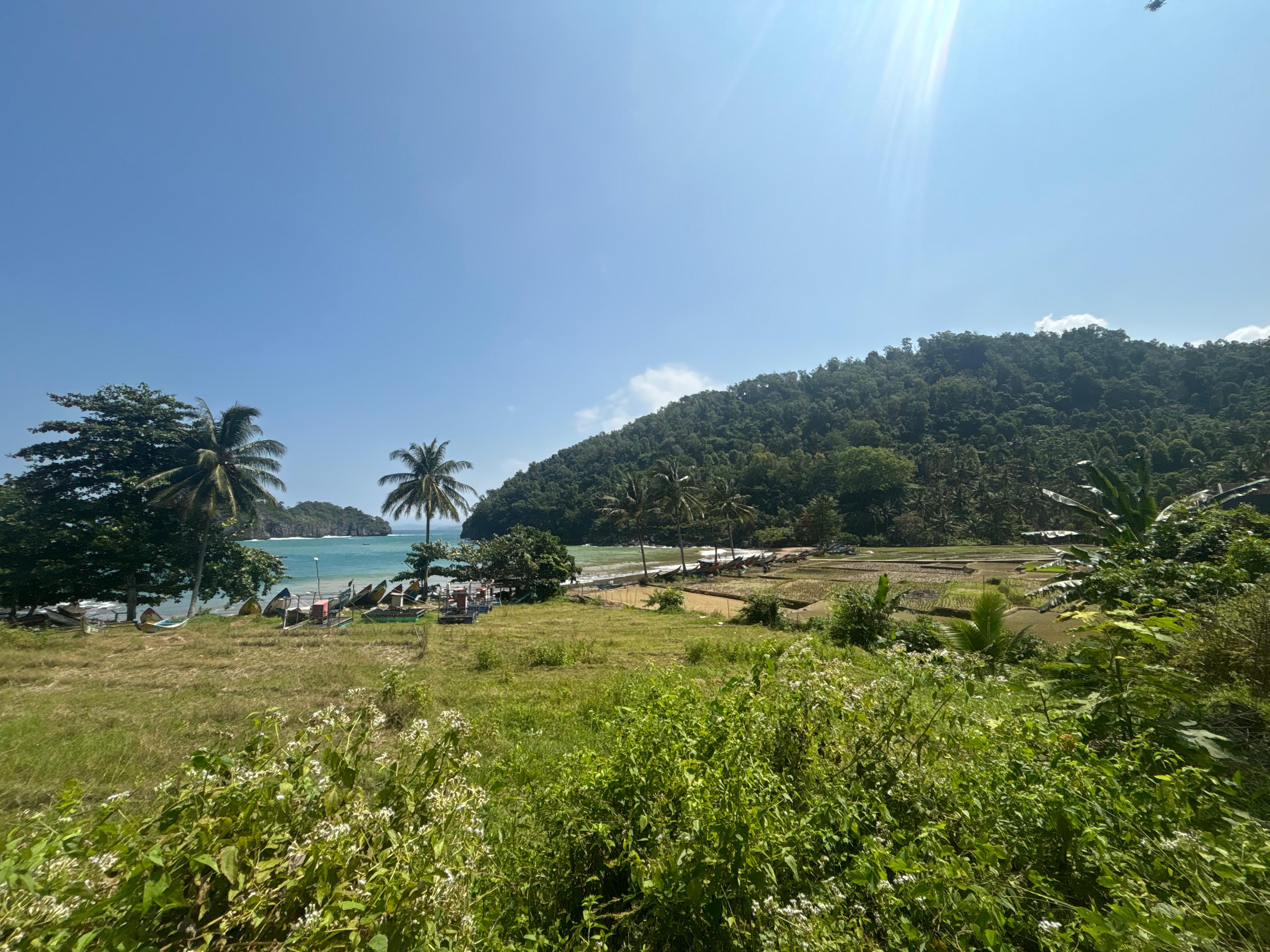 Pasir putih di Pantai Kuyon memberikan kenyamanan bagi pengunjung yang ingin menikmati suasana pantai dengan lebih leluasa.