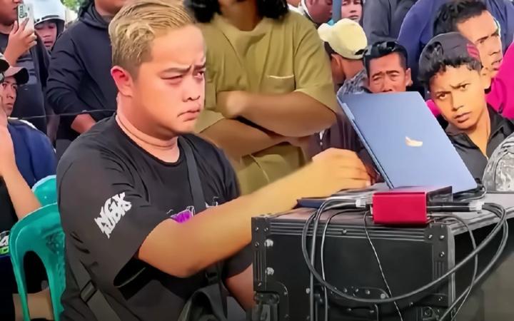 Aksi unik Thomas Alva Edi Sound saat mengatur sound horeg viral yang kini banyak diparodikan.