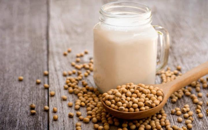 Kamu wajib coba resep susu kedelai ala rumahan ini. Rasanya tak kalah dari produk kemasan.