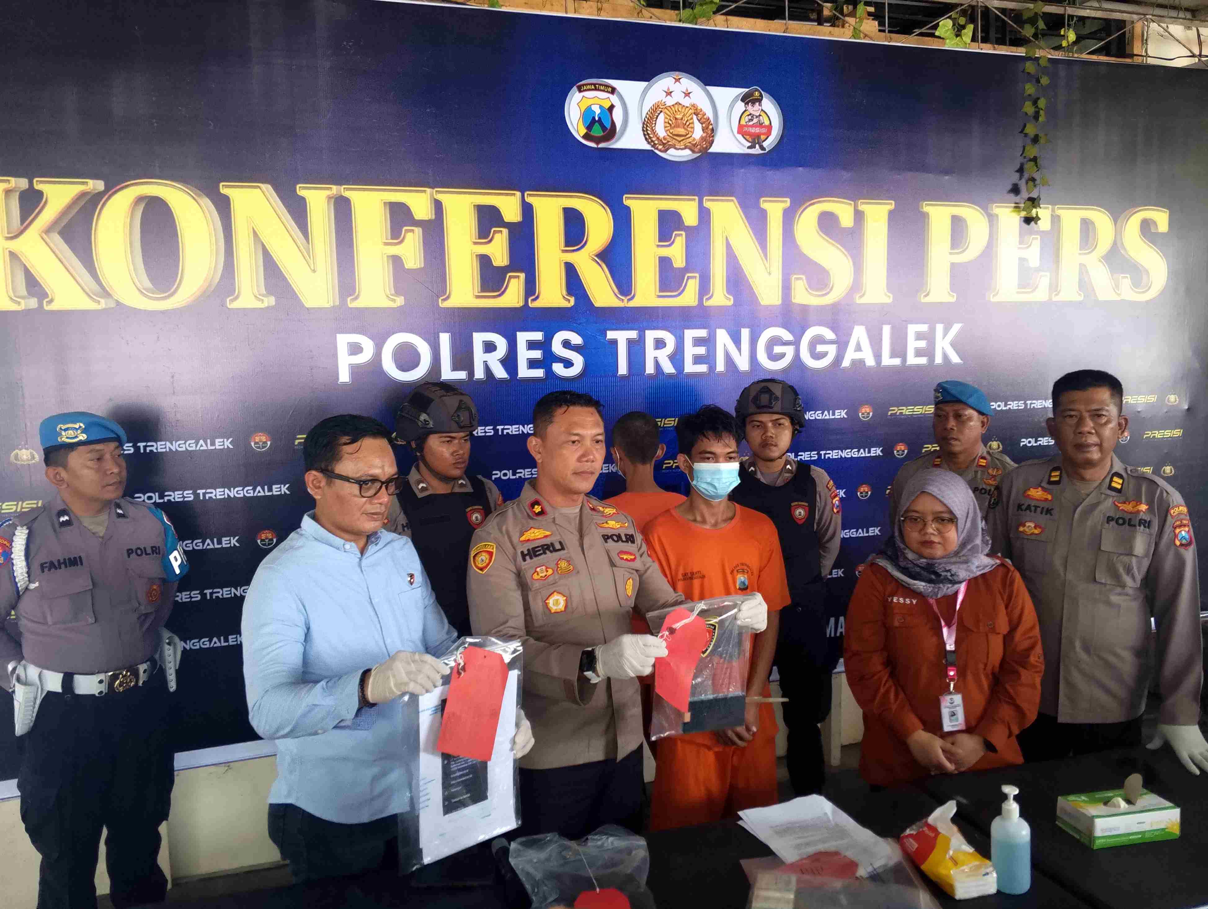 Pelaku penipuan online berkedok undian berhadiah dari Bank BNI dibekuk Polres Trenggalek.