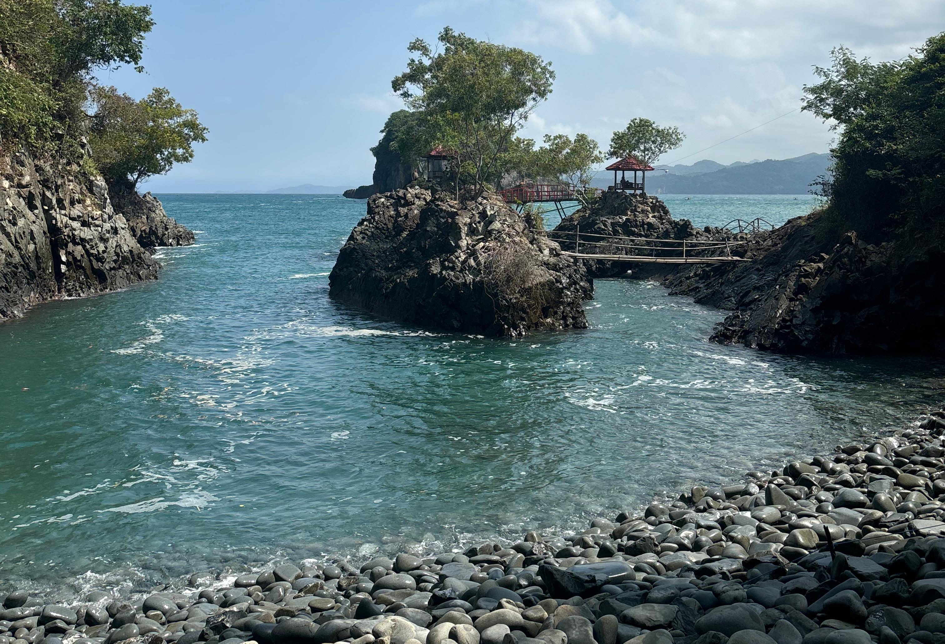 Suasana tenang dan nyaman di Lembah Watu Pawon, tempat sempurna untuk bersantai dan menikmati alam.