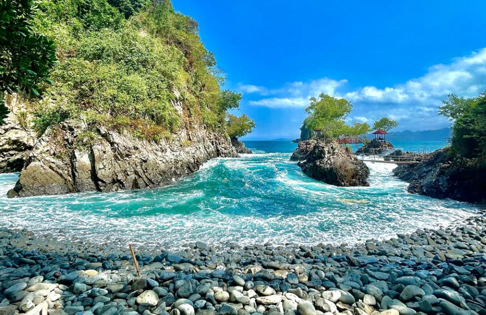 Lembah Watu Pawon, keindahan alam yang memukau dari langit, pemandangan laut dan bebatuan unik.