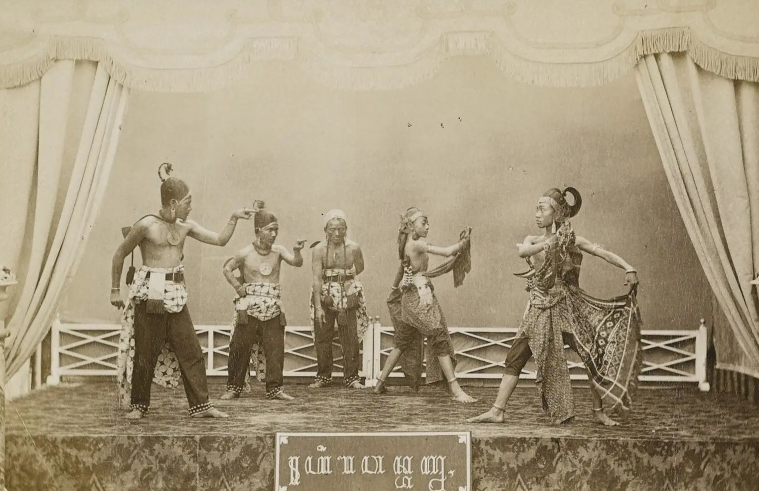 Sebuah pertunjukan wayang orang di Pura Mangkunegaran pada medio 1800-an. (PRACIMASANA MANGKUNEGARAN)
