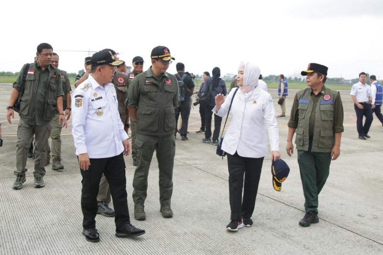 Kepala BMKG Dwikorita Karnawati (dua dari kanan) bersama Kepala BNPB dan Menteri Lingkungan Hidup. (BMKG)
