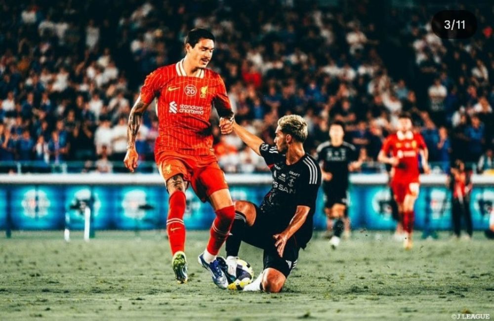 Sandy walah saat berhadapan dengan striker Liverpool Darwin Nunez