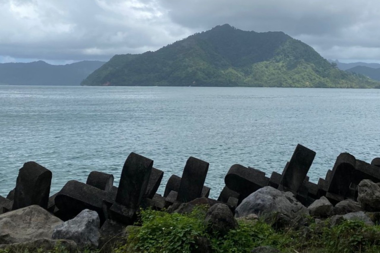 Wujud Gunung Kumbokarno dilihat dari kawasan Pelabuhan Perikanan Nusantara (PPN) Prigi. (DR PERDANA/RADAR TRENGGALEK)