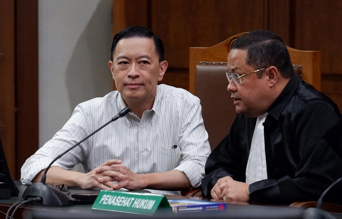 Tom Lembong bersama kuasa hukumnya, Ari Yusuf Amir, yang tampak mendampingi dalam momen jelang pembebasan usai menerima abolisi dari Presiden Prabowo.