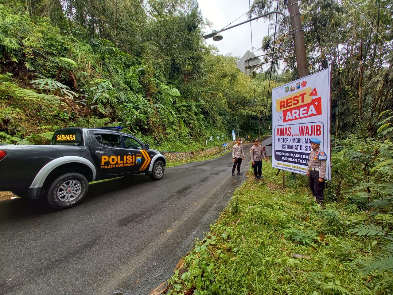 Polisi memasang pasang himbauan di jalur Trenggalek-Munjungan yang dikenal berbahaya