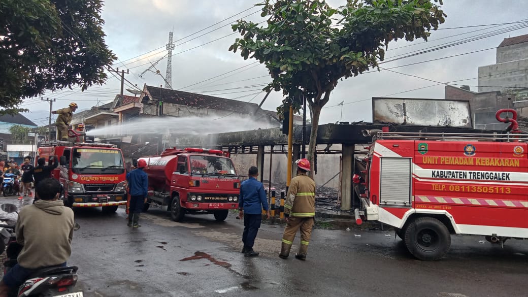 Kebakaran Melanda Tiga Kios di Pasar Kampak Trenggalek
