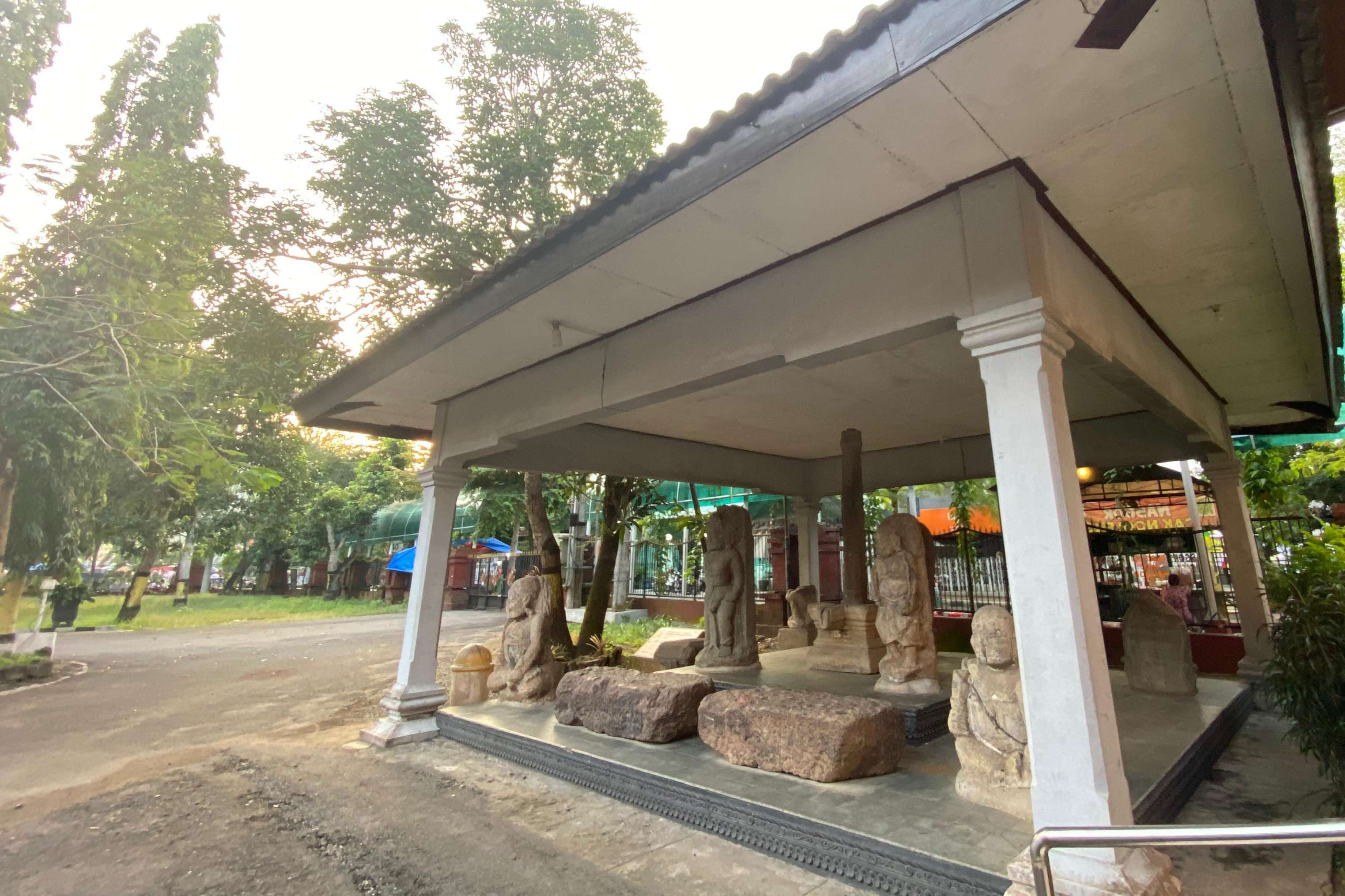 Beberapa benda kuno tersimpan di bangunan kecil di depan Gedung Bhawarasa. (DR PERDANA/RADAR TRENGGALEK)
