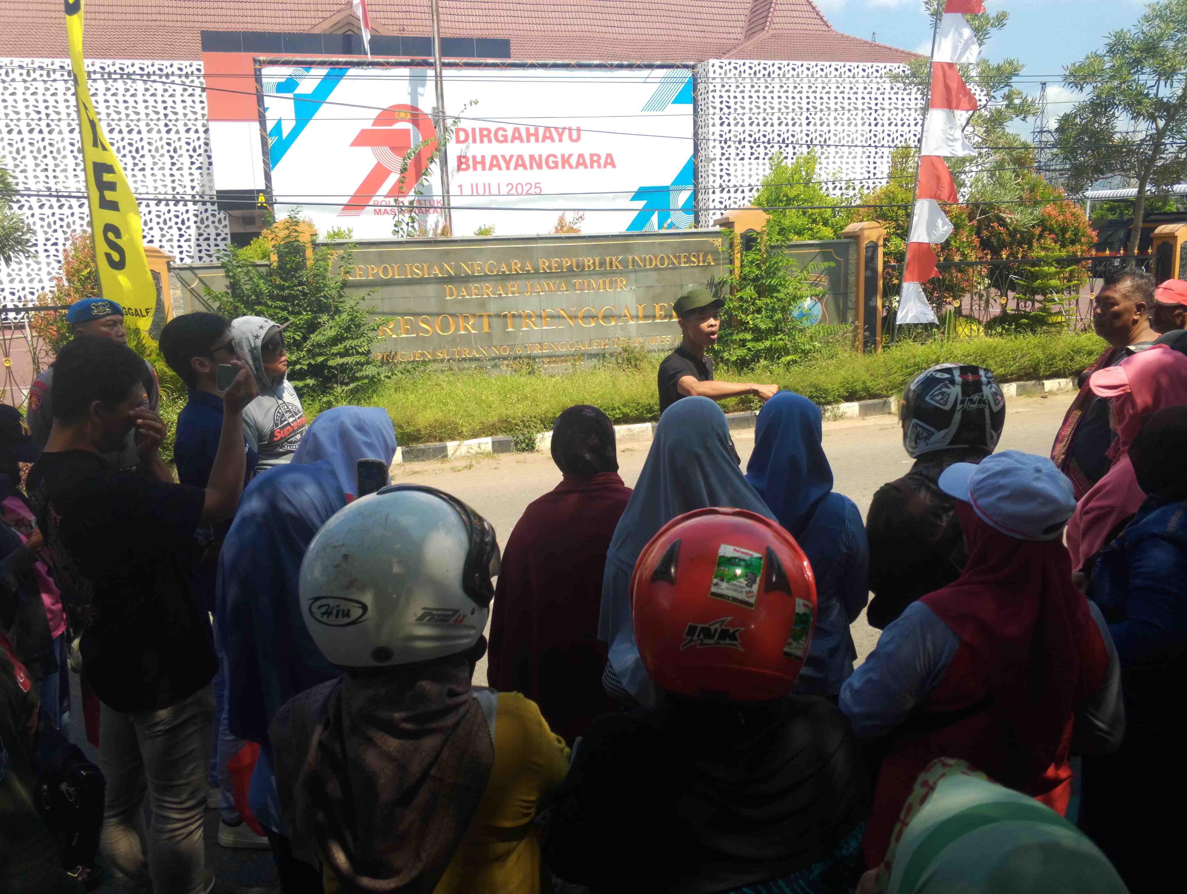 Anggota KSPPS Madani Trenggalek laporkan pengurus ke Polres.